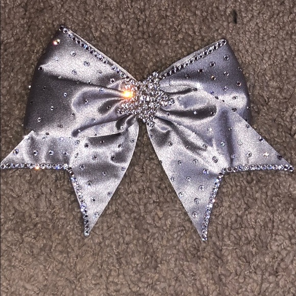 Silver cheer bow - Picture 1 of 1